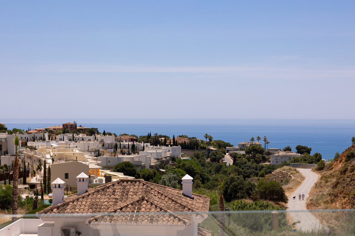 Mijas: Villa de Lujo con Vistas Mar y Montaña, Villas de lujo en Mijas, Málaga. 4 exclusivas villas independientes en Higuerón con vistas panorámicas al mar y montaña. Diseño moderno, piscina privada. ¡Vive