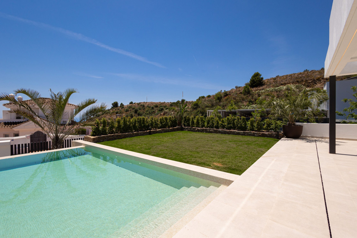 Mijas: Villa de Lujo con Vistas Mar y Montaña, Villas de lujo en Mijas, Málaga. 4 exclusivas villas independientes en Higuerón con vistas panorámicas al mar y montaña. Diseño moderno, piscina privada. ¡Vive