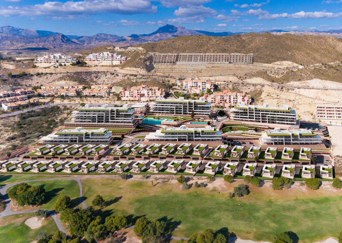 Lujo y Vistas al Mar en Muchamiel: Tu Hogar Soñado, Apartamento de lujo en Muchamiel, Alicante. 3 hab, 2 baños. Vistas mar/golf. Residencial con piscina, seguridad y parking. Cerca playas Costa Blanca. ¡Tu hogar