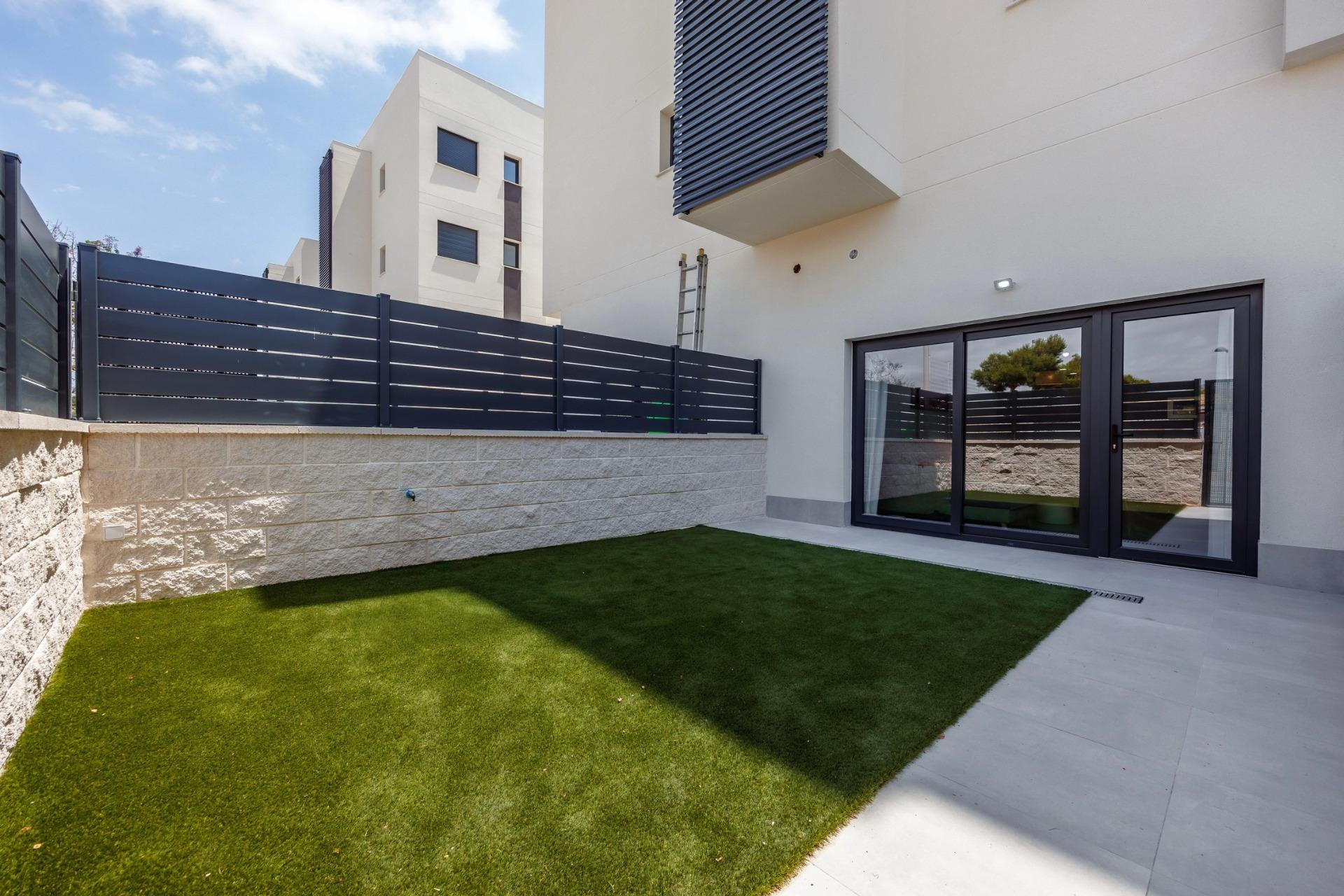 Apartamento en Venta en Villajoyosa, Inversión en Villajoyosa: 8 apartamentos obra nueva con licencia turística. Cerca del mar, 2 hab, terraza-jardín. ¡Sin comunidad! Alto potencial alquiler.