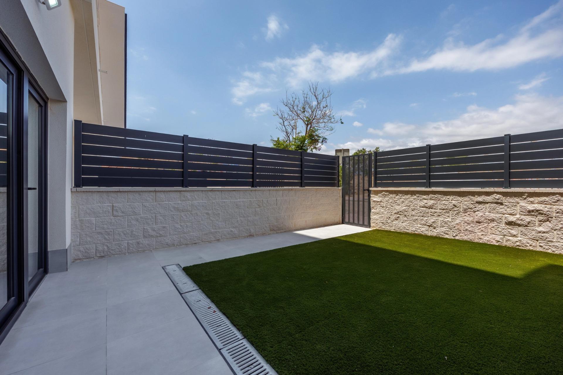 Apartamento en Venta en Villajoyosa, Inversión en Villajoyosa: 8 apartamentos obra nueva con licencia turística. Cerca del mar, 2 hab, terraza-jardín. ¡Sin comunidad! Alto potencial alquiler.