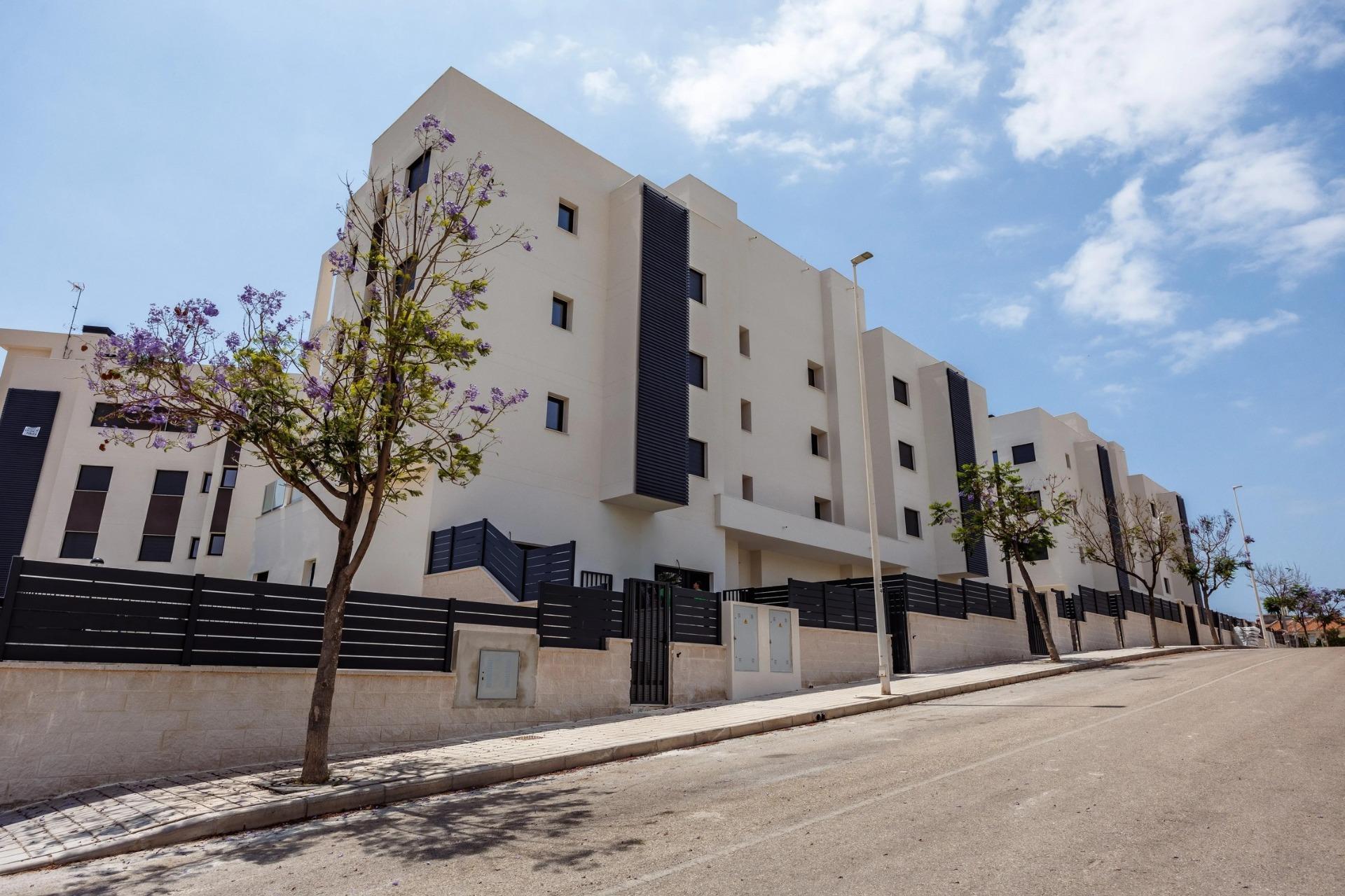 Apartamento en Venta en Villajoyosa, Inversión en Villajoyosa: 8 apartamentos obra nueva con licencia turística. Cerca del mar, 2 hab, terraza-jardín. ¡Sin comunidad! Alto potencial alquiler.
