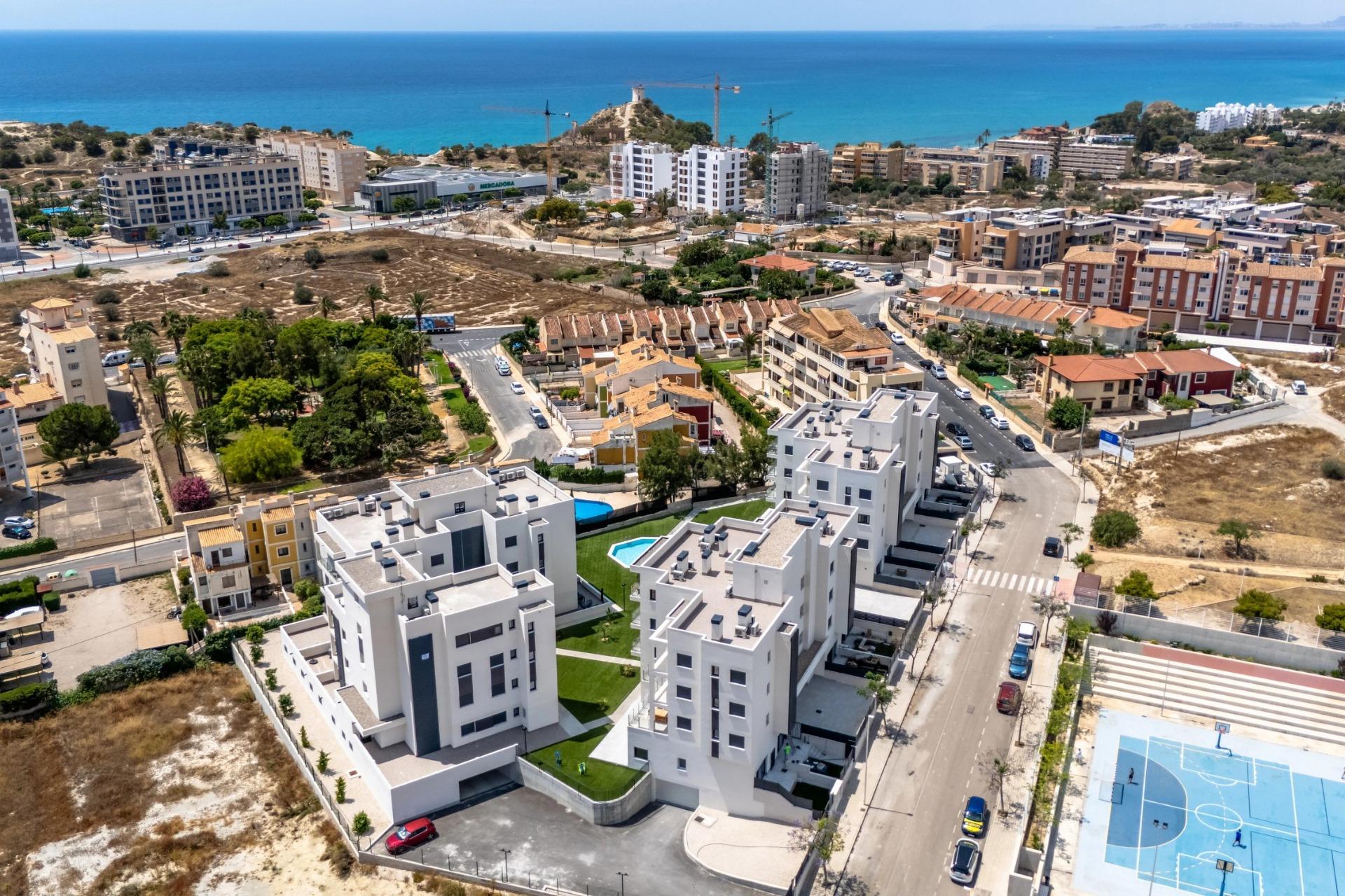 Apartamento en Venta en Villajoyosa, Inversión en Villajoyosa: 8 apartamentos obra nueva con licencia turística. Cerca del mar, 2 hab, terraza-jardín. ¡Sin comunidad! Alto potencial alquiler.
