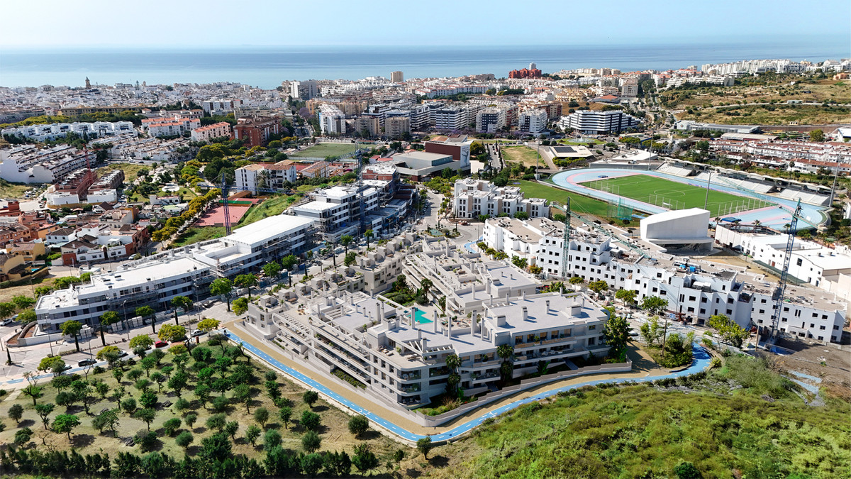 Estepona: Lujo Moderno y Vistas al Mar en la Costa, Descubre tu apartamento de lujo en Estepona, Costa del Sol. 3 dorm, 2 baños, diseño moderno, piscina, gimnasio y vistas. ¡Invierte en tu futuro desde 656.000€!