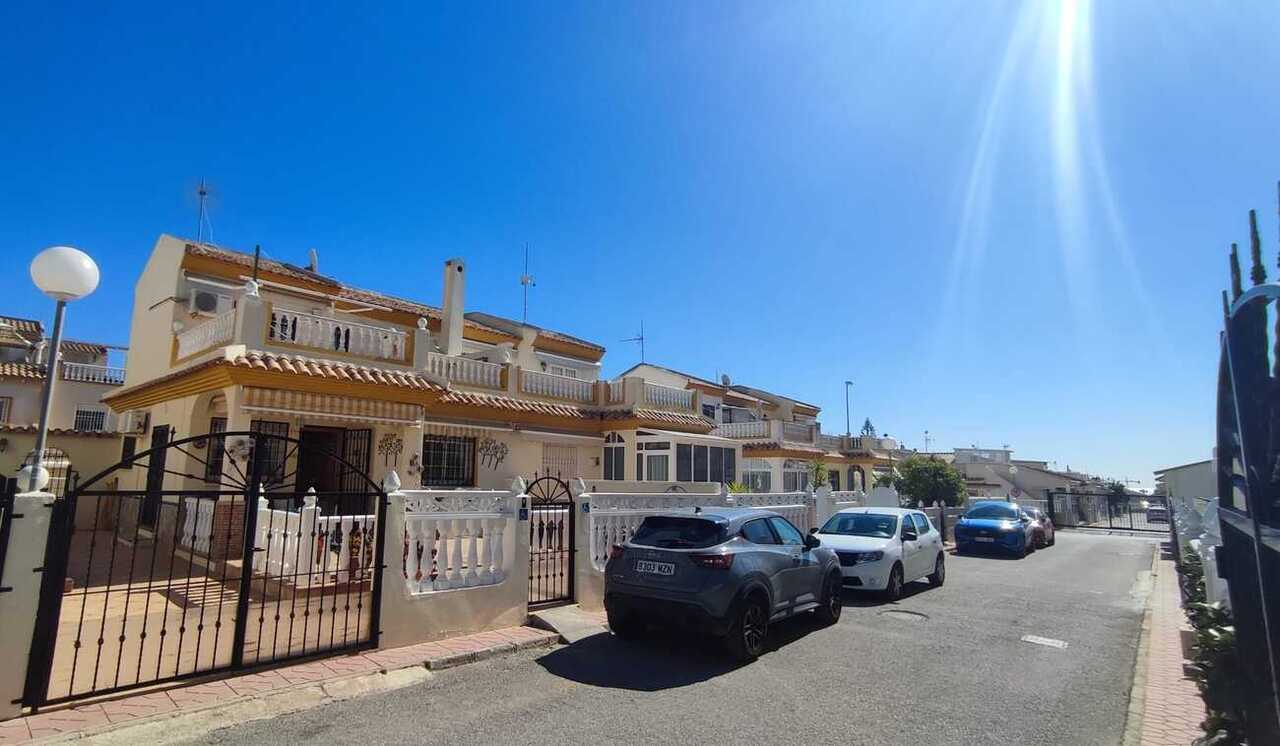 Adosado Exclusivo en Playa Flamenca: 3 Dormitorios, Amplias Terrazas., Adosado en venta en Playa Flamenca, Alicante. Disfruta de amplias terrazas, 3 hab, 2 baños y una ubicación privilegiada cerca de playas y golf. Tu oasis en Cost