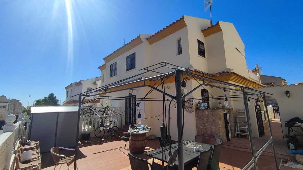 Adosado Exclusivo en Playa Flamenca: 3 Dormitorios, Amplias Terrazas., Adosado en venta en Playa Flamenca, Alicante. Disfruta de amplias terrazas, 3 hab, 2 baños y una ubicación privilegiada cerca de playas y golf. Tu oasis en Cost