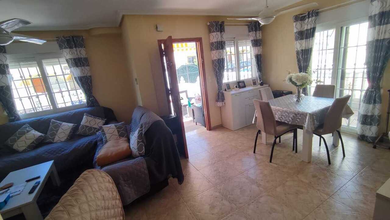 Adosado Exclusivo en Playa Flamenca: 3 Dormitorios, Amplias Terrazas., Adosado en venta en Playa Flamenca, Alicante. Disfruta de amplias terrazas, 3 hab, 2 baños y una ubicación privilegiada cerca de playas y golf. Tu oasis en Cost