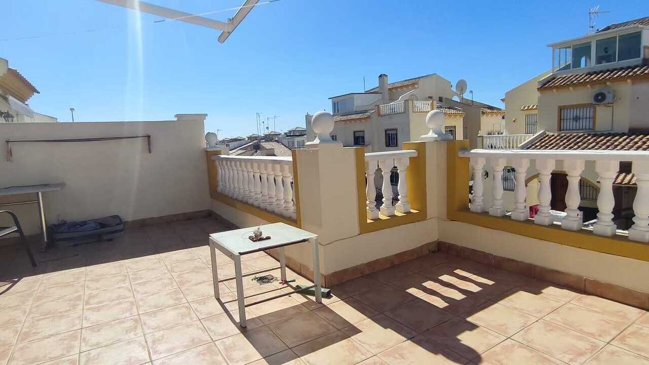 Adosado Exclusivo en Playa Flamenca: 3 Dormitorios, Amplias Terrazas., Adosado en venta en Playa Flamenca, Alicante. Disfruta de amplias terrazas, 3 hab, 2 baños y una ubicación privilegiada cerca de playas y golf. Tu oasis en Cost