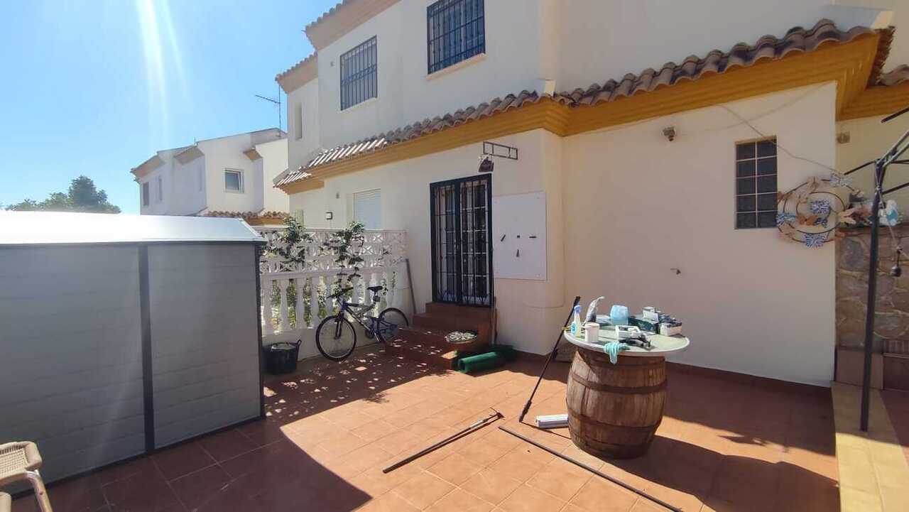 Adosado Exclusivo en Playa Flamenca: 3 Dormitorios, Amplias Terrazas., Adosado en venta en Playa Flamenca, Alicante. Disfruta de amplias terrazas, 3 hab, 2 baños y una ubicación privilegiada cerca de playas y golf. Tu oasis en Cost