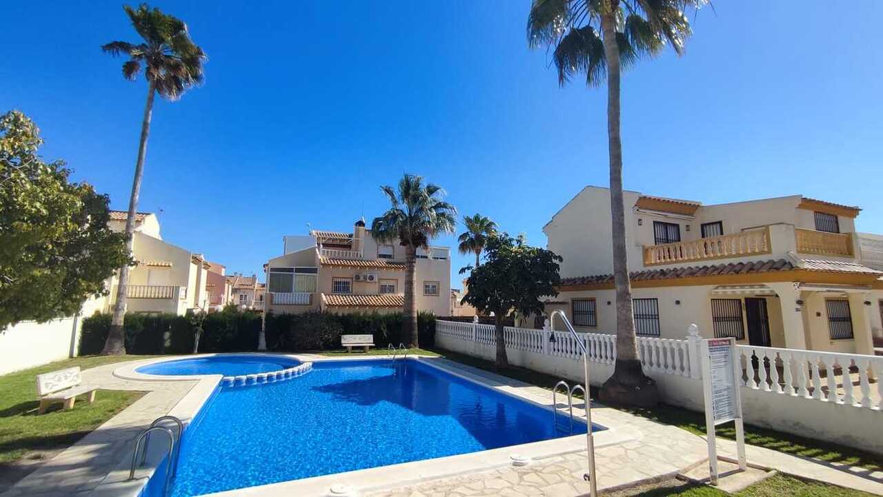 Adosado Exclusivo en Playa Flamenca: 3 Dormitorios, Amplias Terrazas., Adosado en venta en Playa Flamenca, Alicante. Disfruta de amplias terrazas, 3 hab, 2 baños y una ubicación privilegiada cerca de playas y golf. Tu oasis en Cost