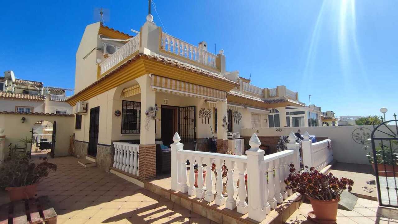 Adosado Exclusivo en Playa Flamenca: 3 Dormitorios, Amplias Terrazas., Adosado en venta en Playa Flamenca, Alicante. Disfruta de amplias terrazas, 3 hab, 2 baños y una ubicación privilegiada cerca de playas y golf. Tu oasis en Cost