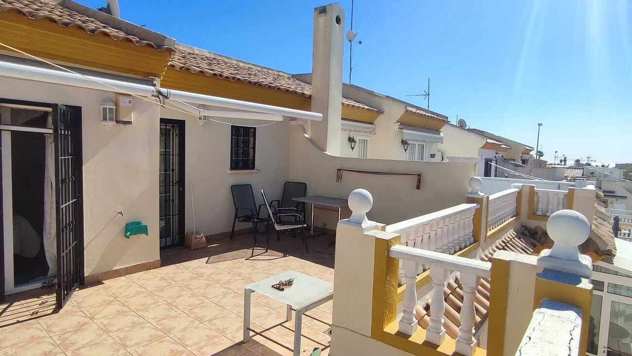 Adosado Exclusivo en Playa Flamenca: 3 Dormitorios, Amplias Terrazas., Adosado en venta en Playa Flamenca, Alicante. Disfruta de amplias terrazas, 3 hab, 2 baños y una ubicación privilegiada cerca de playas y golf. Tu oasis en Cost