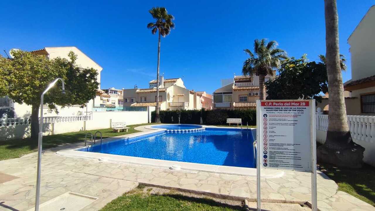 Adosado Exclusivo en Playa Flamenca: 3 Dormitorios, Amplias Terrazas., Adosado en venta en Playa Flamenca, Alicante. Disfruta de amplias terrazas, 3 hab, 2 baños y una ubicación privilegiada cerca de playas y golf. Tu oasis en Cost