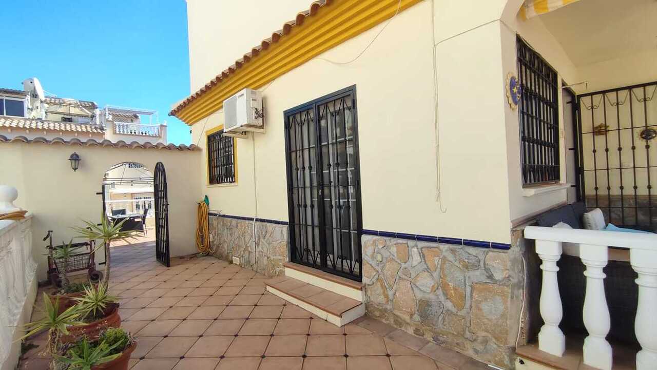 Adosado Exclusivo en Playa Flamenca: 3 Dormitorios, Amplias Terrazas., Adosado en venta en Playa Flamenca, Alicante. Disfruta de amplias terrazas, 3 hab, 2 baños y una ubicación privilegiada cerca de playas y golf. Tu oasis en Cost