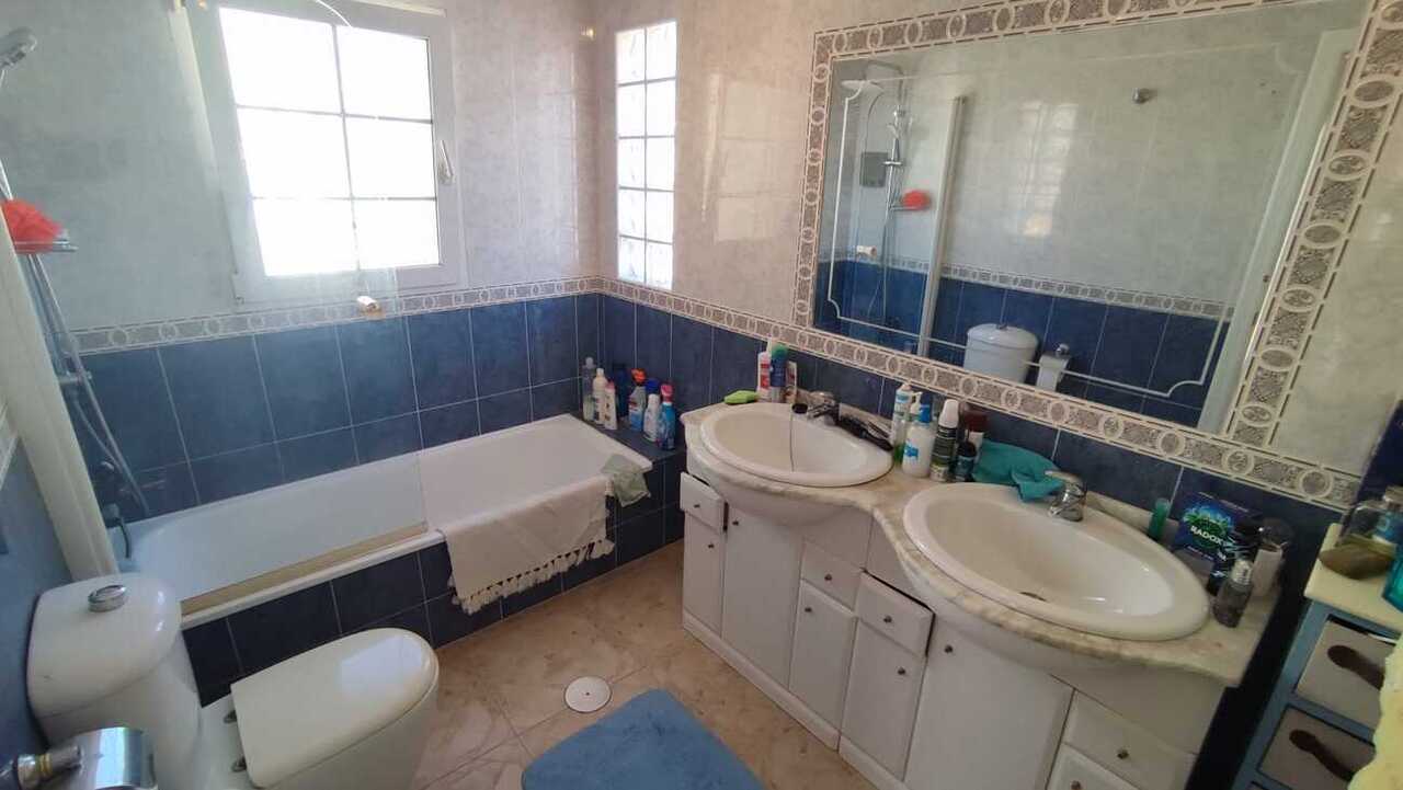 Adosado Exclusivo en Playa Flamenca: 3 Dormitorios, Amplias Terrazas., Adosado en venta en Playa Flamenca, Alicante. Disfruta de amplias terrazas, 3 hab, 2 baños y una ubicación privilegiada cerca de playas y golf. Tu oasis en Cost