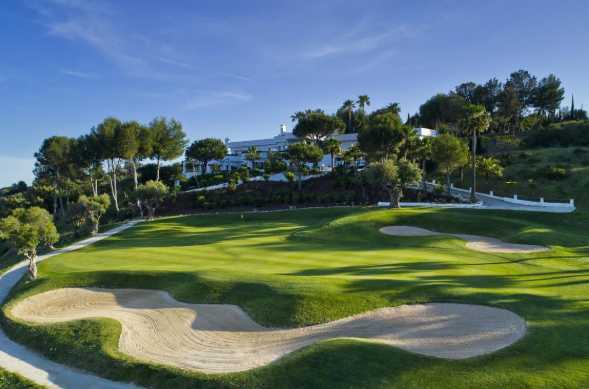 Estepona: Lujo, Golf y Vistas Panorámicas, Descubre apartamentos de lujo de 2 y 3 dormitorios en Estepona Golf. Vistas al mar/golf, piscina, jardines y acabados premium. Tu hogar ideal en la Costa del So