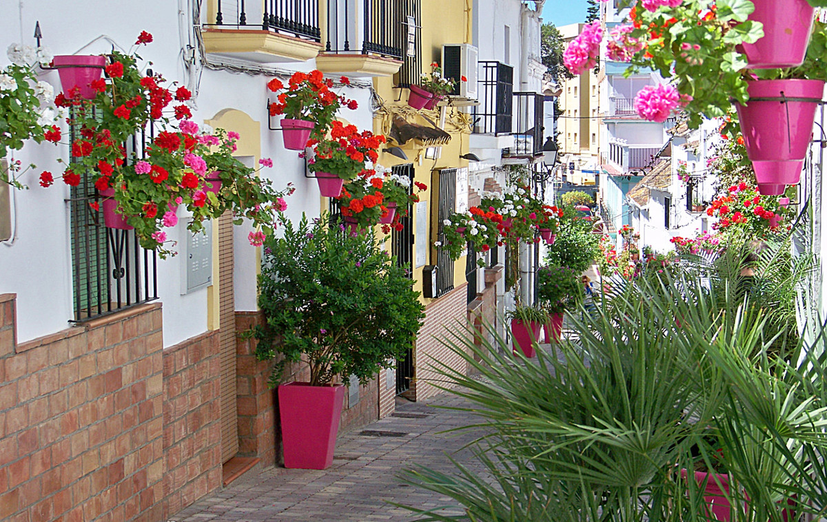 Estepona: Lujo, Golf y Vistas Panorámicas, Descubre apartamentos de lujo de 2 y 3 dormitorios en Estepona Golf. Vistas al mar/golf, piscina, jardines y acabados premium. Tu hogar ideal en la Costa del So