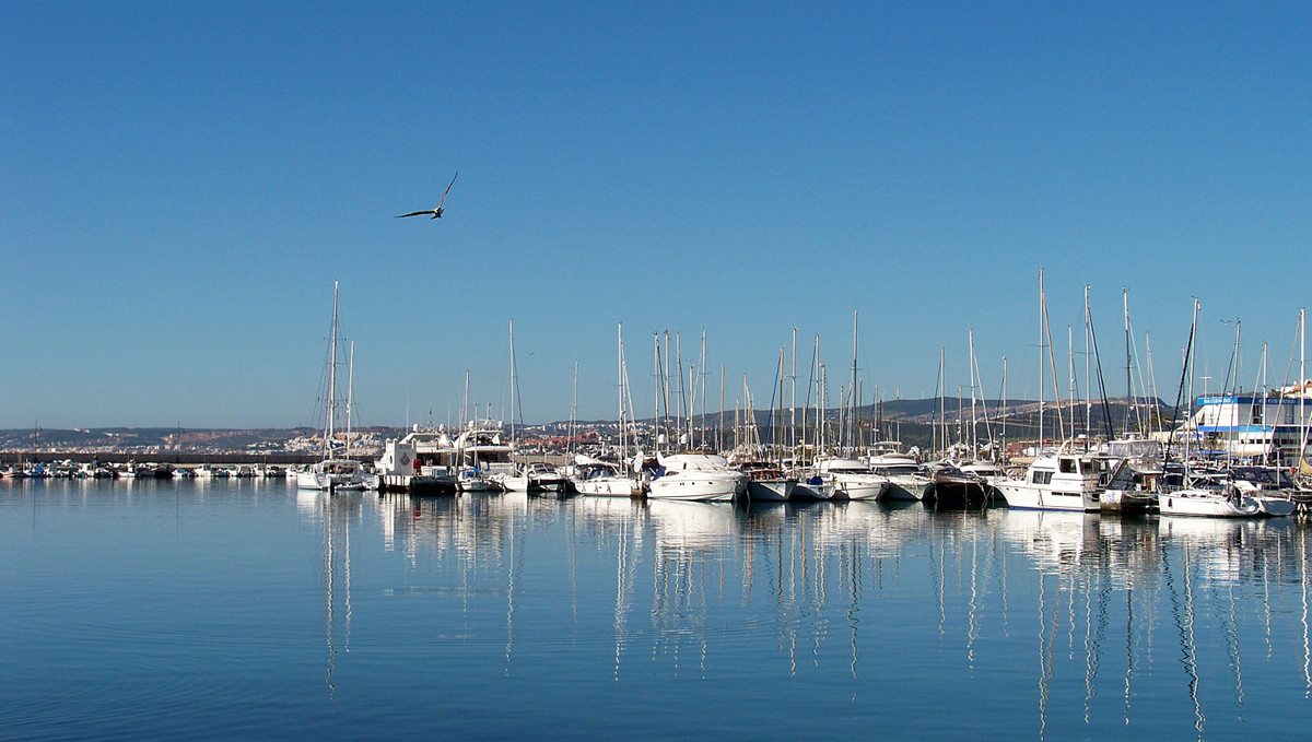 Estepona: Lujo, Golf y Vistas Panorámicas, Descubre apartamentos de lujo de 2 y 3 dormitorios en Estepona Golf. Vistas al mar/golf, piscina, jardines y acabados premium. Tu hogar ideal en la Costa del So