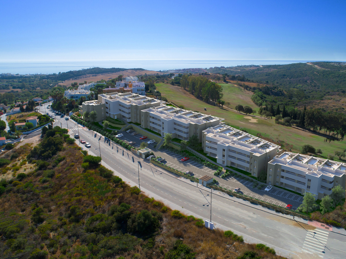 Estepona: Lujo, Golf y Vistas Panorámicas, Descubre apartamentos de lujo de 2 y 3 dormitorios en Estepona Golf. Vistas al mar/golf, piscina, jardines y acabados premium. Tu hogar ideal en la Costa del So