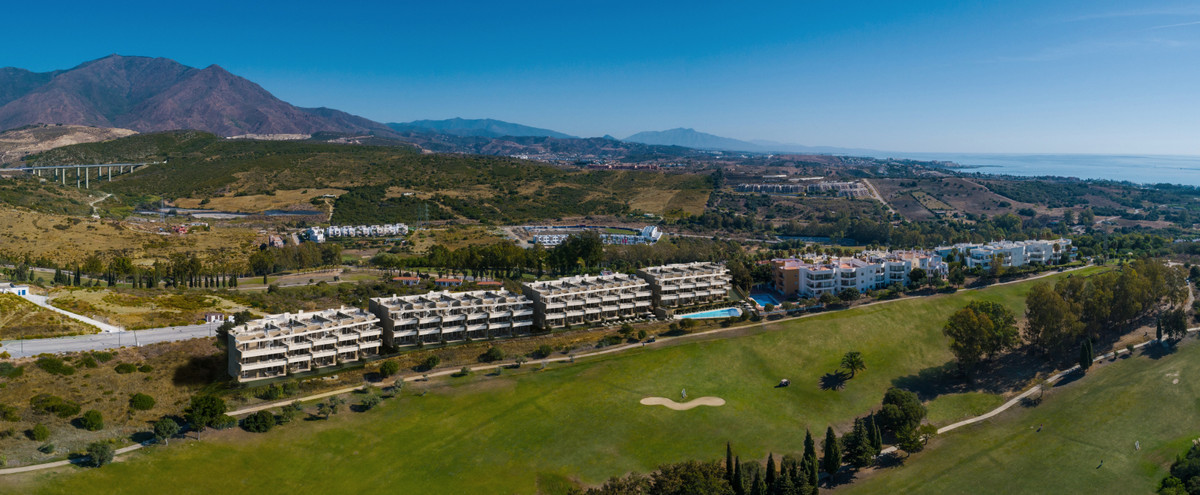 Estepona: Lujo, Golf y Vistas Panorámicas, Descubre apartamentos de lujo de 2 y 3 dormitorios en Estepona Golf. Vistas al mar/golf, piscina, jardines y acabados premium. Tu hogar ideal en la Costa del So