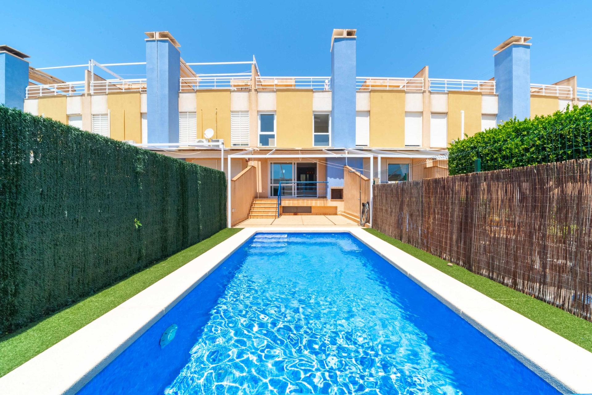 Aguamarina: Adosado con Piscina Privada, Vistas al Mar y Playa, Adosado de lujo en Aguamarina, Orihuela Costa. A 100m de la playa La Glea, con vistas al mar y piscina privada. 3 hab, 2 baños, amueblado. ¡Tu vida mediterránea