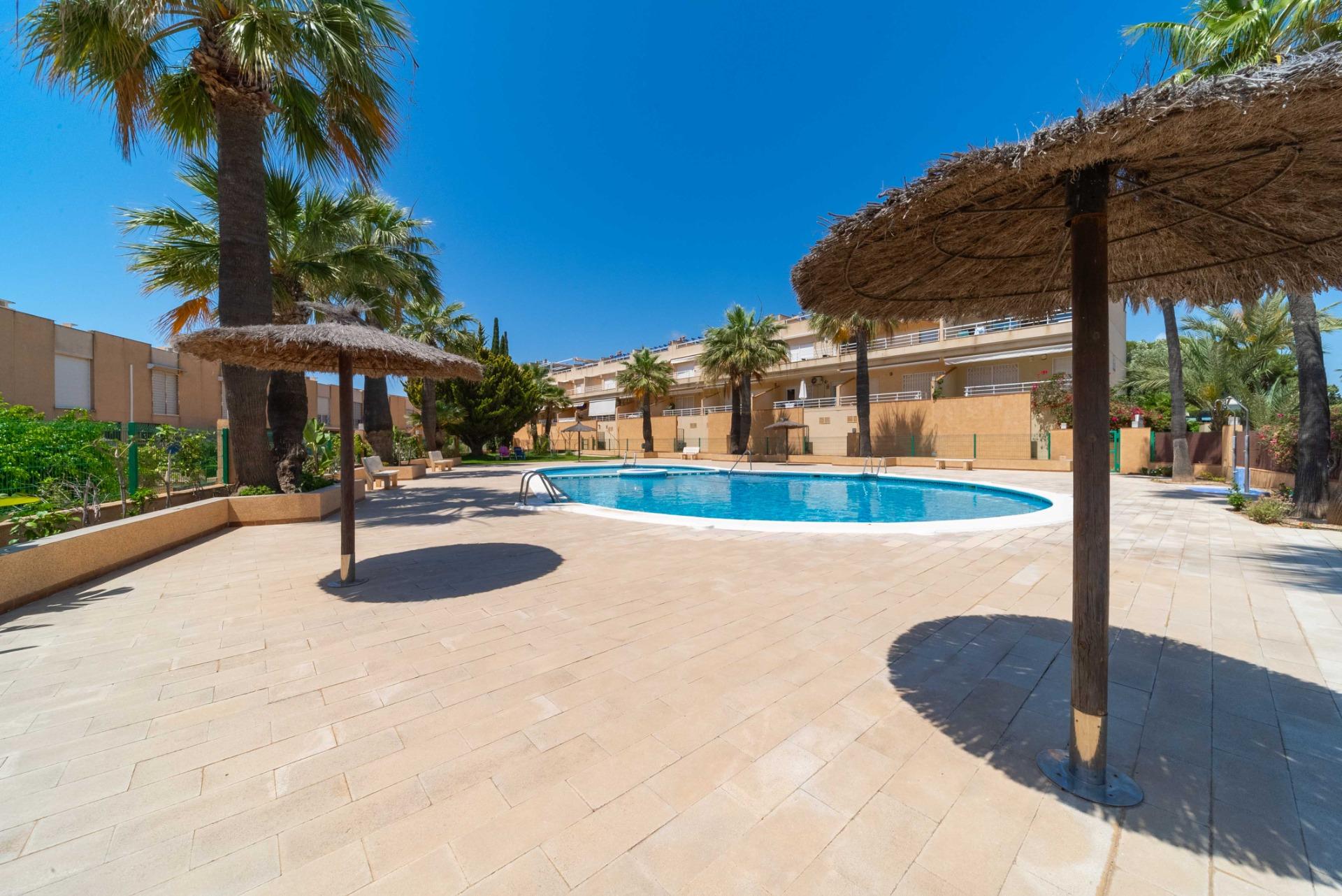Aguamarina: Adosado con Piscina Privada, Vistas al Mar y Playa, Adosado de lujo en Aguamarina, Orihuela Costa. A 100m de la playa La Glea, con vistas al mar y piscina privada. 3 hab, 2 baños, amueblado. ¡Tu vida mediterránea