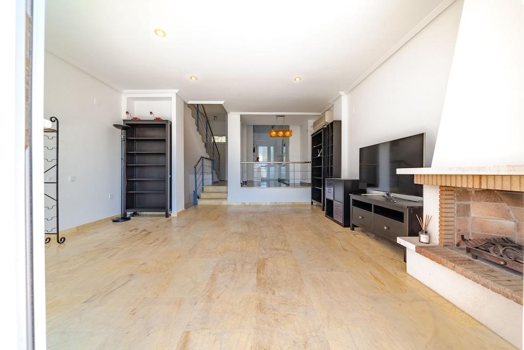 Aguamarina: Adosado con Piscina Privada, Vistas al Mar y Playa, Adosado de lujo en Aguamarina, Orihuela Costa. A 100m de la playa La Glea, con vistas al mar y piscina privada. 3 hab, 2 baños, amueblado. ¡Tu vida mediterránea