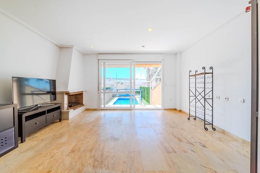 Aguamarina: Adosado con Piscina Privada, Vistas al Mar y Playa, Adosado de lujo en Aguamarina, Orihuela Costa. A 100m de la playa La Glea, con vistas al mar y piscina privada. 3 hab, 2 baños, amueblado. ¡Tu vida mediterránea