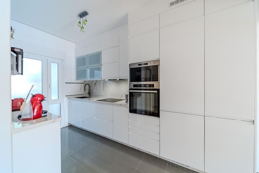 Aguamarina: Adosado con Piscina Privada, Vistas al Mar y Playa, Adosado de lujo en Aguamarina, Orihuela Costa. A 100m de la playa La Glea, con vistas al mar y piscina privada. 3 hab, 2 baños, amueblado. ¡Tu vida mediterránea