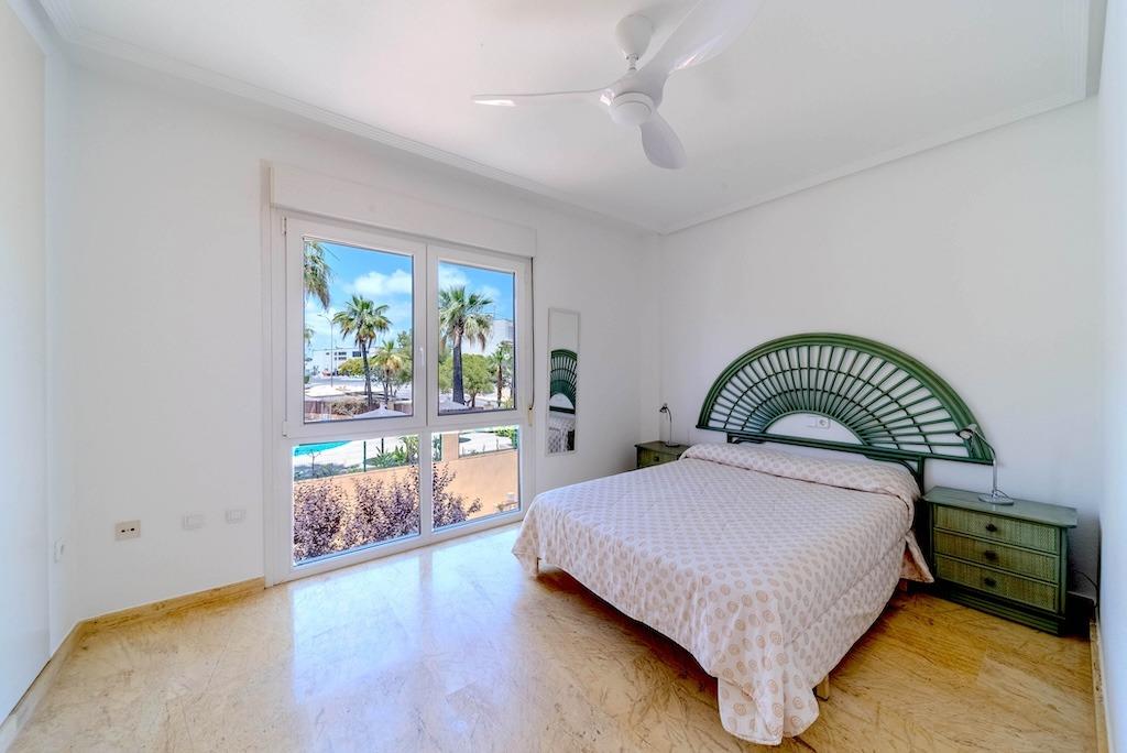 Aguamarina: Adosado con Piscina Privada, Vistas al Mar y Playa, Adosado de lujo en Aguamarina, Orihuela Costa. A 100m de la playa La Glea, con vistas al mar y piscina privada. 3 hab, 2 baños, amueblado. ¡Tu vida mediterránea