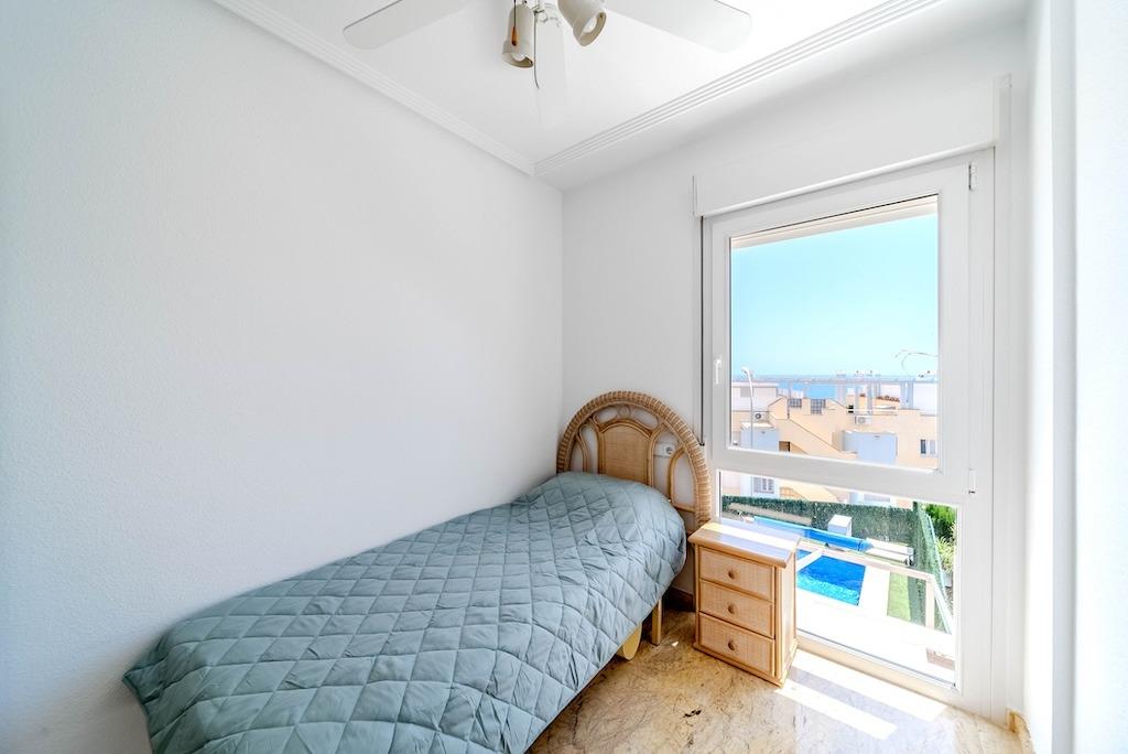 Aguamarina: Adosado con Piscina Privada, Vistas al Mar y Playa, Adosado de lujo en Aguamarina, Orihuela Costa. A 100m de la playa La Glea, con vistas al mar y piscina privada. 3 hab, 2 baños, amueblado. ¡Tu vida mediterránea