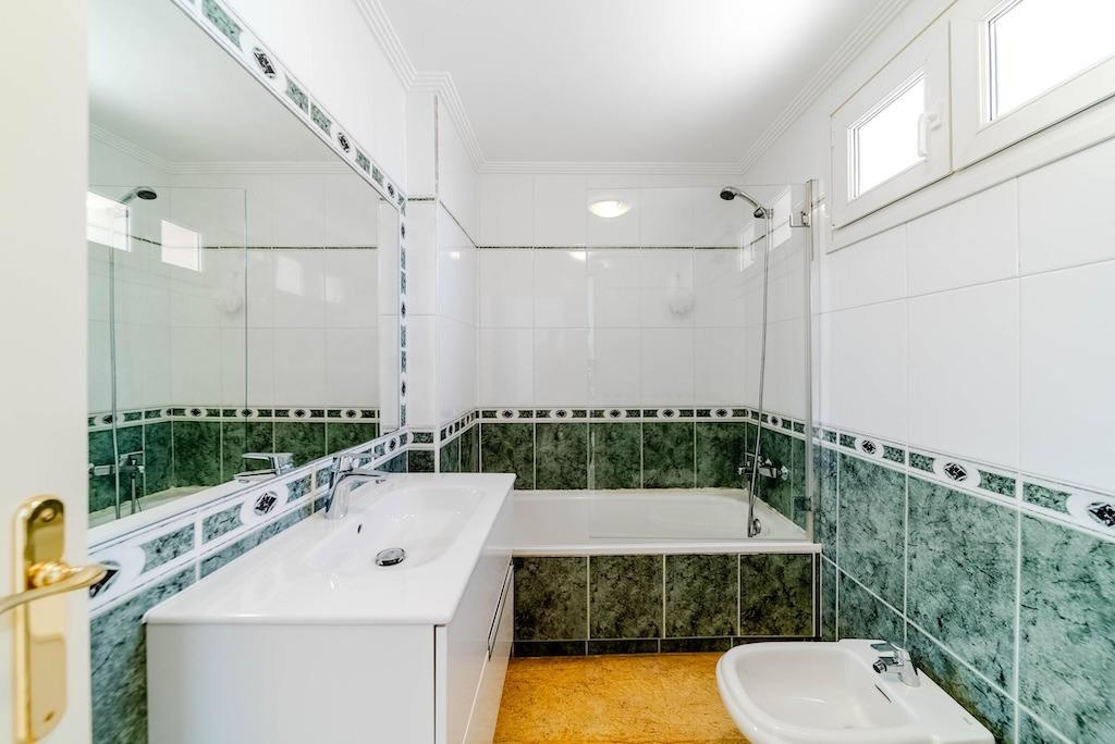 Aguamarina: Adosado con Piscina Privada, Vistas al Mar y Playa, Adosado de lujo en Aguamarina, Orihuela Costa. A 100m de la playa La Glea, con vistas al mar y piscina privada. 3 hab, 2 baños, amueblado. ¡Tu vida mediterránea