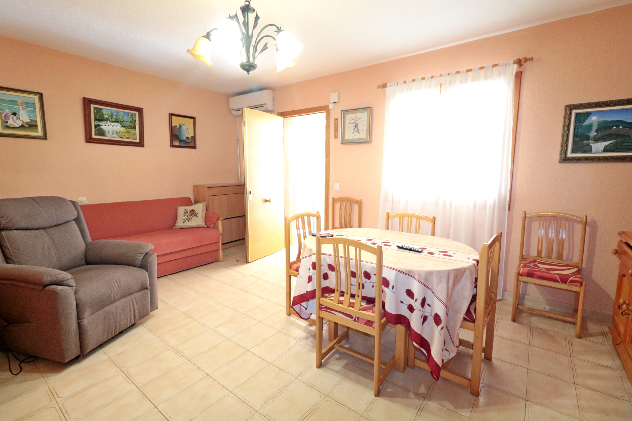 Adosado de Esquina en Torrevieja: Sol, Playa y Confort, Adosado de esquina excepcional en Playa de los Náufragos, Torrevieja. A solo 150m del mar, 3 dorm., orientación sur. Disfruta del estilo de vida mediterráneo po
