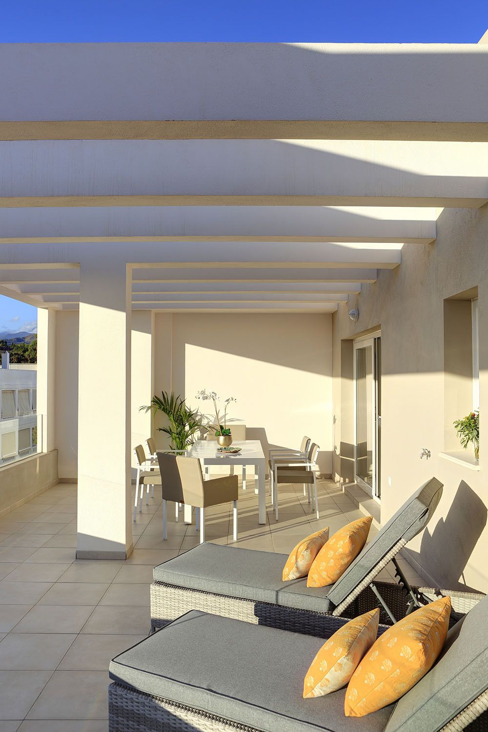 Tu Oasis de Lujo en Nueva Andalucía, Marbella, Apartamentos de lujo en Nueva Andalucía, Marbella. Vive el estilo mediterráneo cerca de golf, playa y Puerto Banús. Piscina en cubierta, gimnasio y vistas al ma