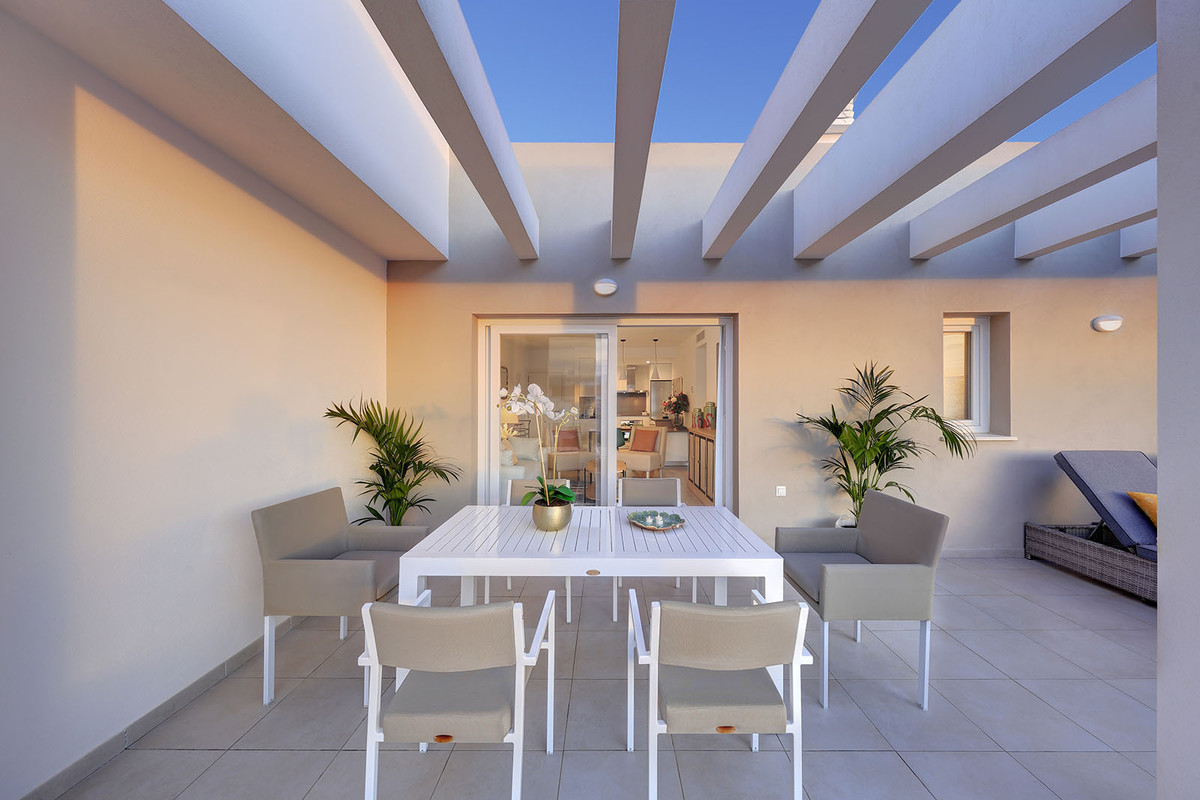 Marbella: Lujo Moderno y Vistas en Nueva Andalucía, Descubre lujo y vida moderna en Nueva Andalucía, Marbella. Exclusivos apartamentos de obra nueva con 4 hab, terrazas, piscina en cubierta y vistas al mar. Cerca