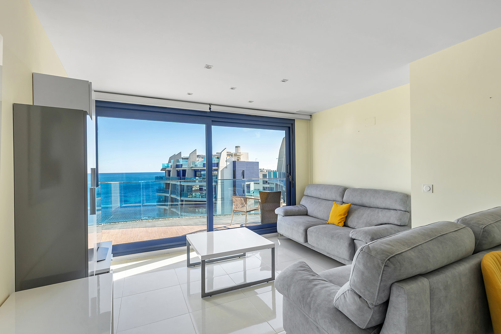 Ático Exclusivo en Punta Prima: Vistas al Mar y Jacuzzi, Ático de lujo en Punta Prima, Torrevieja. 2 dorm, 2 baños, vistas panorámicas al mar y solárium privado con jacuzzi. ¡Tu oasis mediterráneo por 699.000€!
