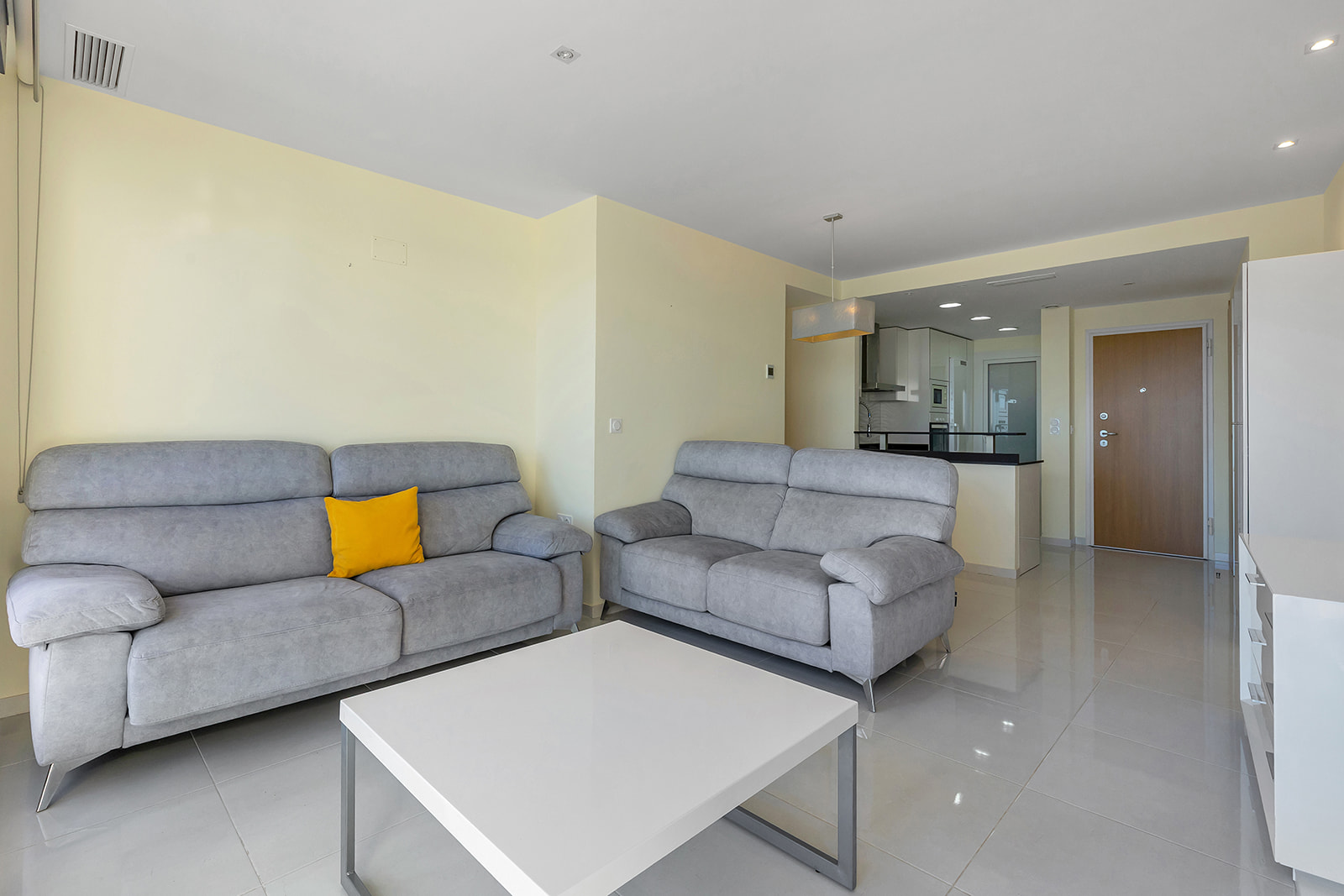 Ático Exclusivo en Punta Prima: Vistas al Mar y Jacuzzi, Ático de lujo en Punta Prima, Torrevieja. 2 dorm, 2 baños, vistas panorámicas al mar y solárium privado con jacuzzi. ¡Tu oasis mediterráneo por 699.000€!