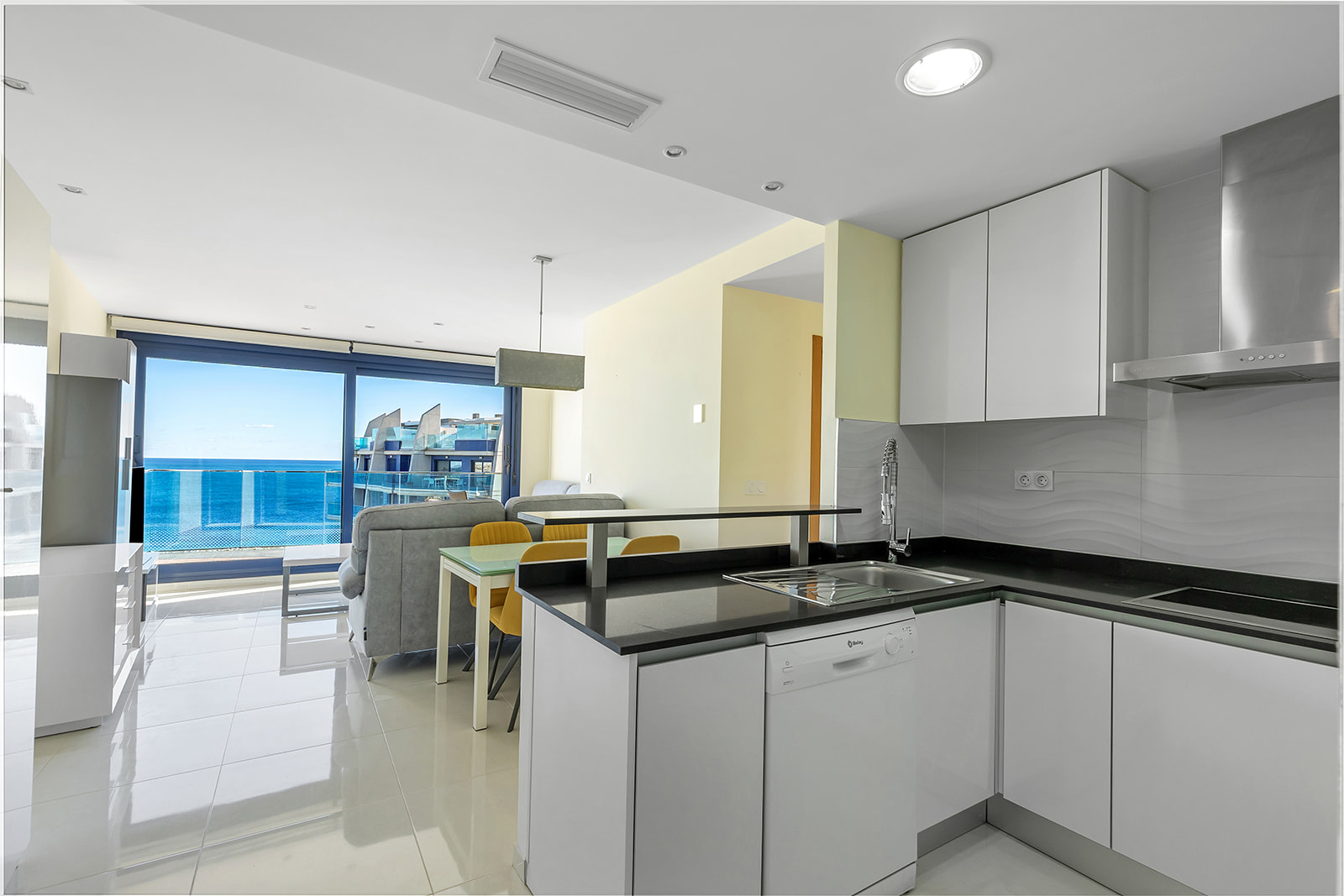 Ático Exclusivo en Punta Prima: Vistas al Mar y Jacuzzi, Ático de lujo en Punta Prima, Torrevieja. 2 dorm, 2 baños, vistas panorámicas al mar y solárium privado con jacuzzi. ¡Tu oasis mediterráneo por 699.000€!