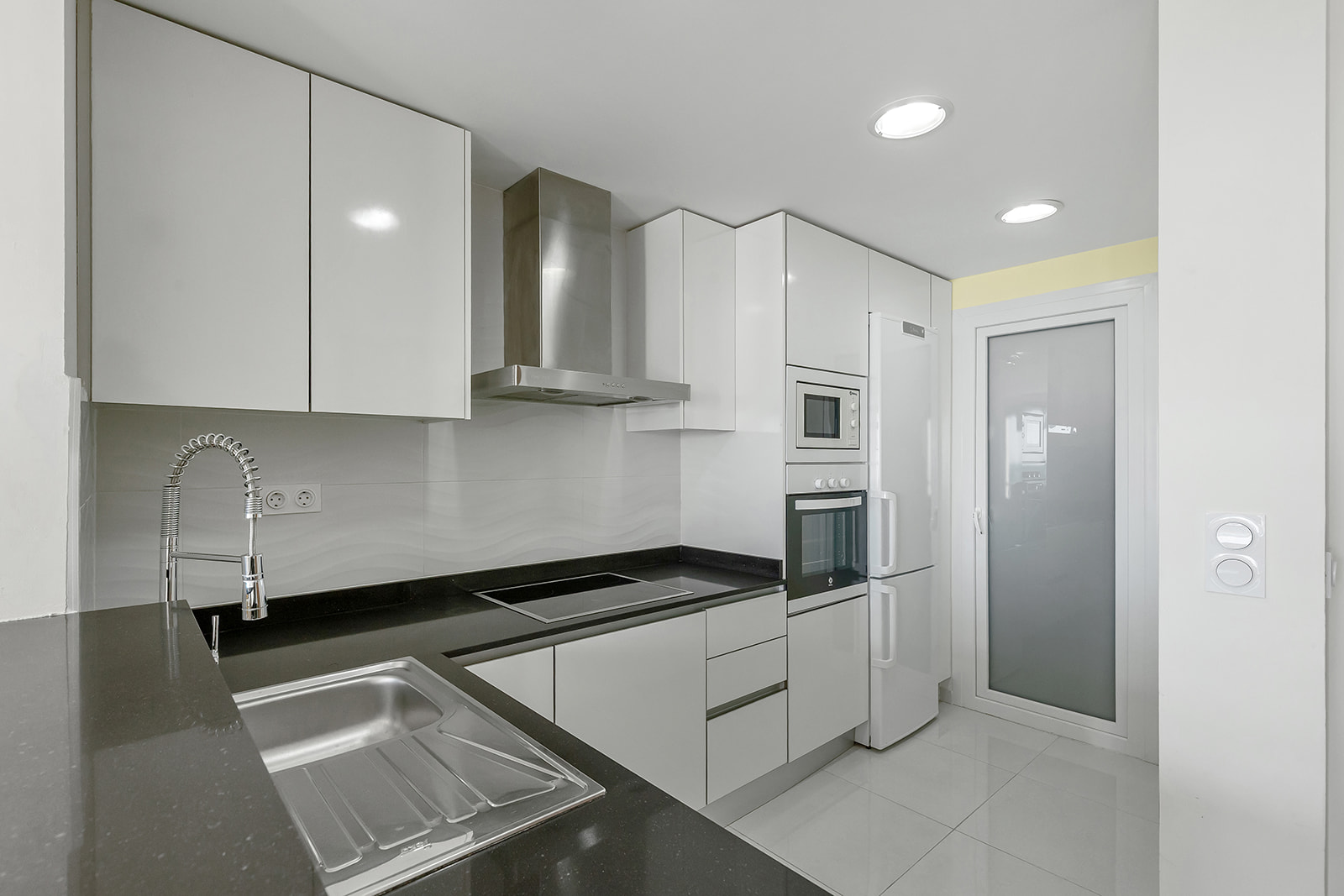Ático Exclusivo en Punta Prima: Vistas al Mar y Jacuzzi, Ático de lujo en Punta Prima, Torrevieja. 2 dorm, 2 baños, vistas panorámicas al mar y solárium privado con jacuzzi. ¡Tu oasis mediterráneo por 699.000€!