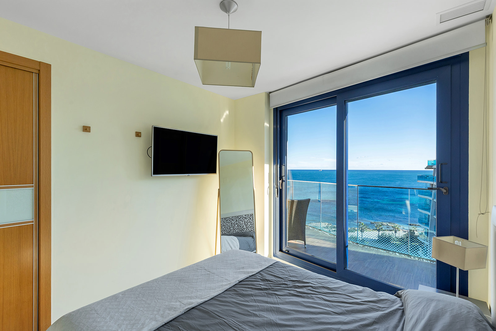 Ático Exclusivo en Punta Prima: Vistas al Mar y Jacuzzi, Ático de lujo en Punta Prima, Torrevieja. 2 dorm, 2 baños, vistas panorámicas al mar y solárium privado con jacuzzi. ¡Tu oasis mediterráneo por 699.000€!