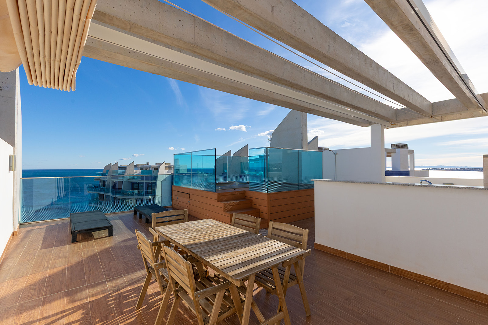 Ático Exclusivo en Punta Prima: Vistas al Mar y Jacuzzi, Ático de lujo en Punta Prima, Torrevieja. 2 dorm, 2 baños, vistas panorámicas al mar y solárium privado con jacuzzi. ¡Tu oasis mediterráneo por 699.000€!