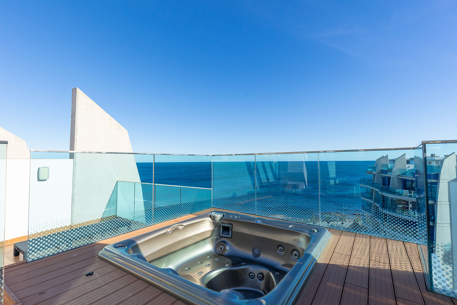 Ático Exclusivo en Punta Prima: Vistas al Mar y Jacuzzi, Ático de lujo en Punta Prima, Torrevieja. 2 dorm, 2 baños, vistas panorámicas al mar y solárium privado con jacuzzi. ¡Tu oasis mediterráneo por 699.000€!