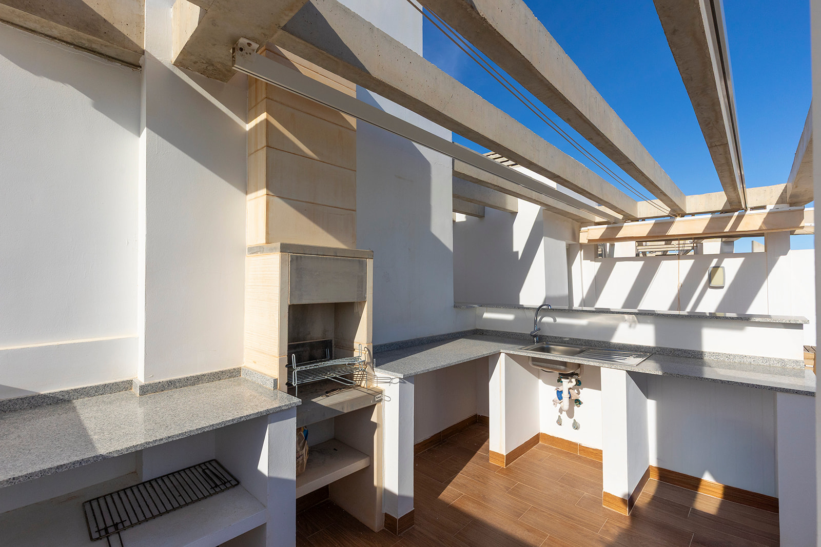 Ático Exclusivo en Punta Prima: Vistas al Mar y Jacuzzi, Ático de lujo en Punta Prima, Torrevieja. 2 dorm, 2 baños, vistas panorámicas al mar y solárium privado con jacuzzi. ¡Tu oasis mediterráneo por 699.000€!