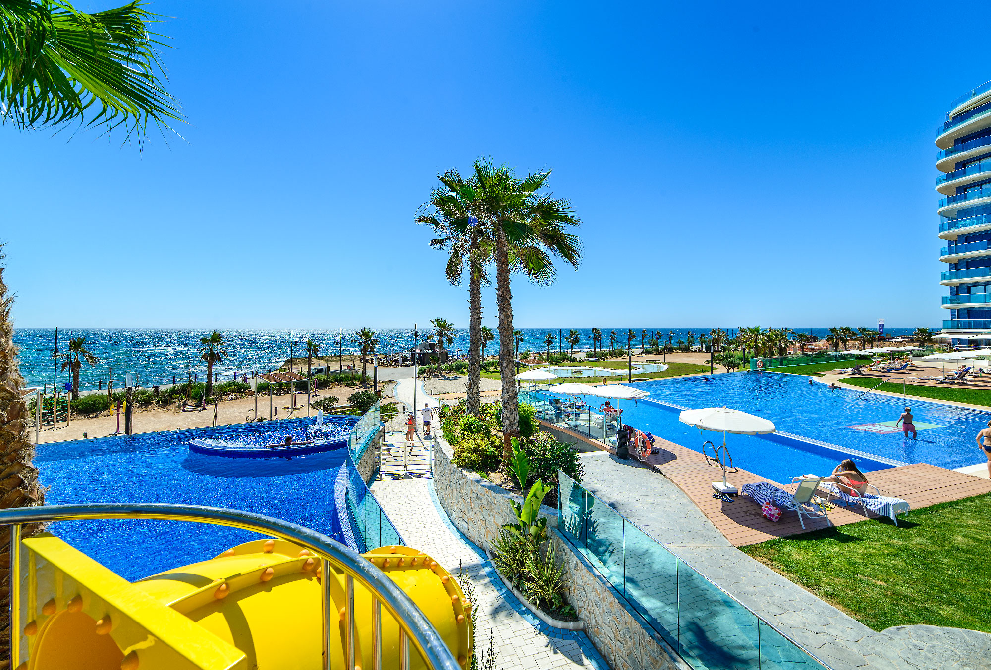 Ático Exclusivo en Punta Prima: Vistas al Mar y Jacuzzi, Ático de lujo en Punta Prima, Torrevieja. 2 dorm, 2 baños, vistas panorámicas al mar y solárium privado con jacuzzi. ¡Tu oasis mediterráneo por 699.000€!