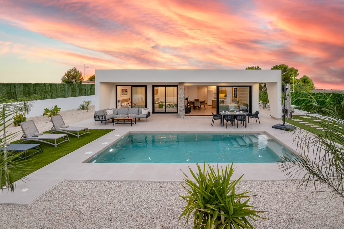 Calasparra: Tu Villa Moderna con Piscina Privada, Villas modernas en Calasparra, Murcia. 3 dorm., 2 baños, piscina privada, parcela 550m². Cerca de servicios, naturaleza y playas. ¡Su oasis!