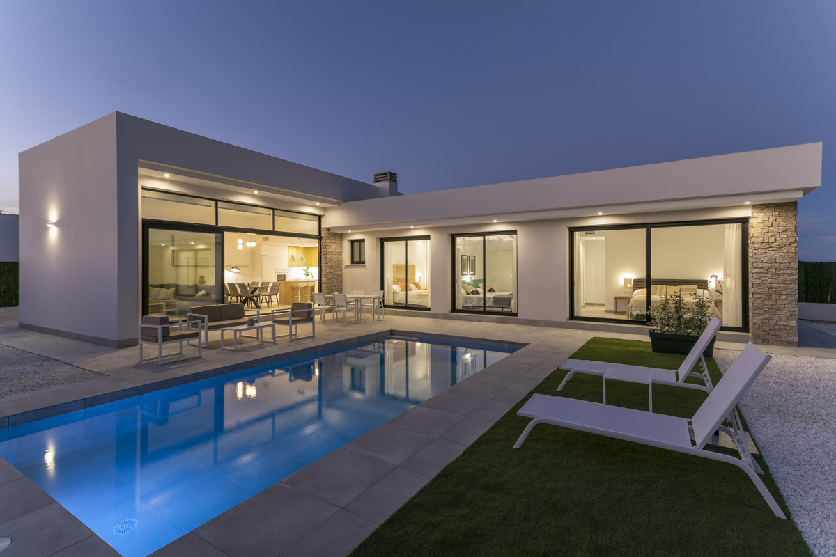 Calasparra: Tu Villa Moderna con Piscina Privada, Villas modernas en Calasparra, Murcia. 3 dorm., 2 baños, piscina privada, parcela 550m². Cerca de servicios, naturaleza y playas. ¡Su oasis!