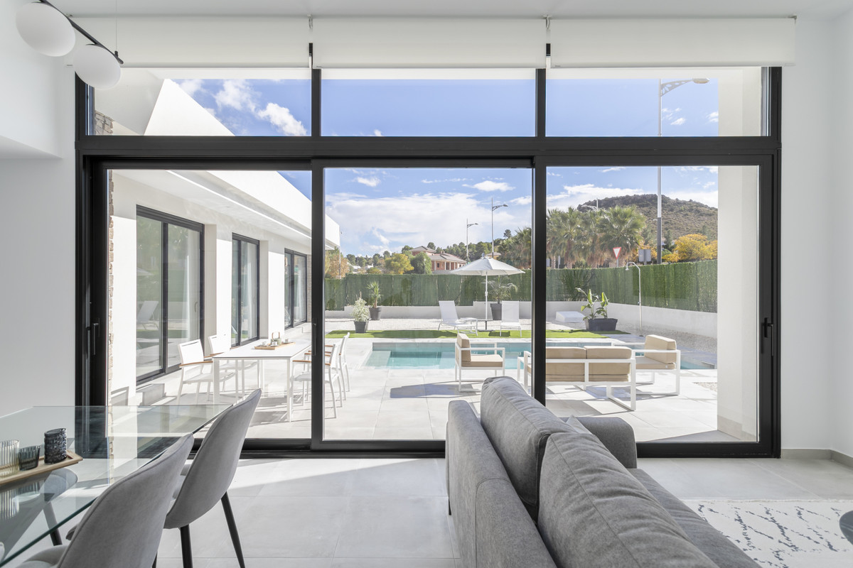 Calasparra: Tu Villa Moderna con Piscina Privada, Villas modernas en Calasparra, Murcia. 3 dorm., 2 baños, piscina privada, parcela 550m². Cerca de servicios, naturaleza y playas. ¡Su oasis!