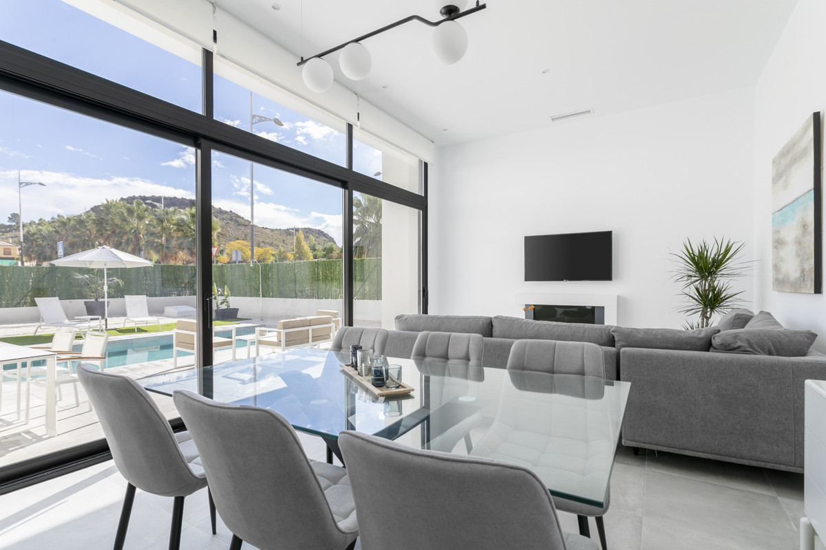 Calasparra: Tu Villa Moderna con Piscina Privada, Villas modernas en Calasparra, Murcia. 3 dorm., 2 baños, piscina privada, parcela 550m². Cerca de servicios, naturaleza y playas. ¡Su oasis!
