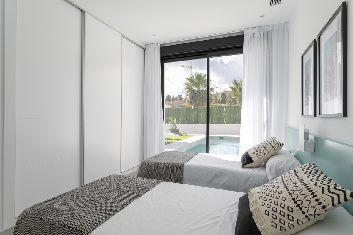 Calasparra: Tu Villa Moderna con Piscina Privada, Villas modernas en Calasparra, Murcia. 3 dorm., 2 baños, piscina privada, parcela 550m². Cerca de servicios, naturaleza y playas. ¡Su oasis!