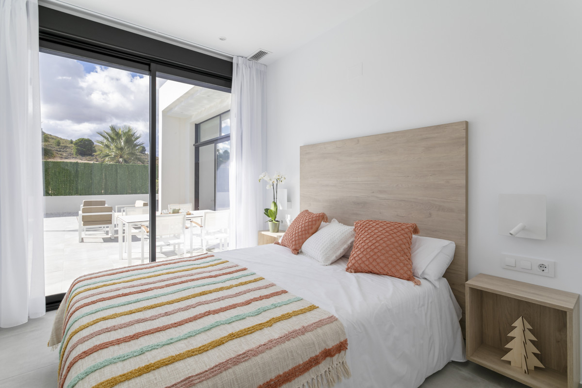 Calasparra: Tu Villa Moderna con Piscina Privada, Villas modernas en Calasparra, Murcia. 3 dorm., 2 baños, piscina privada, parcela 550m². Cerca de servicios, naturaleza y playas. ¡Su oasis!